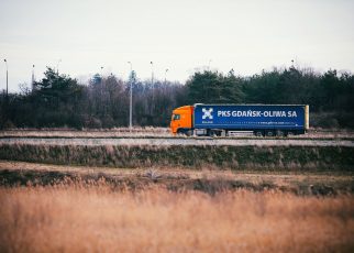Bezpiecznie przewożenie ładunków naczepą - czy wysokość ma znaczenie?